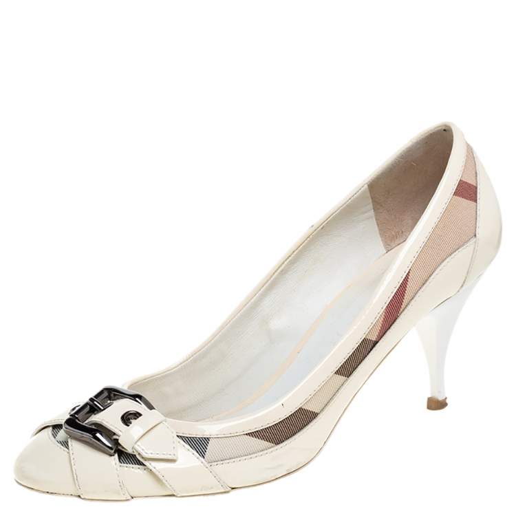 مملوكة مسبقًا Burberry Cream Cream/Beige Patent Leather and Nova Check Canvas Buckle Pumps Size 38