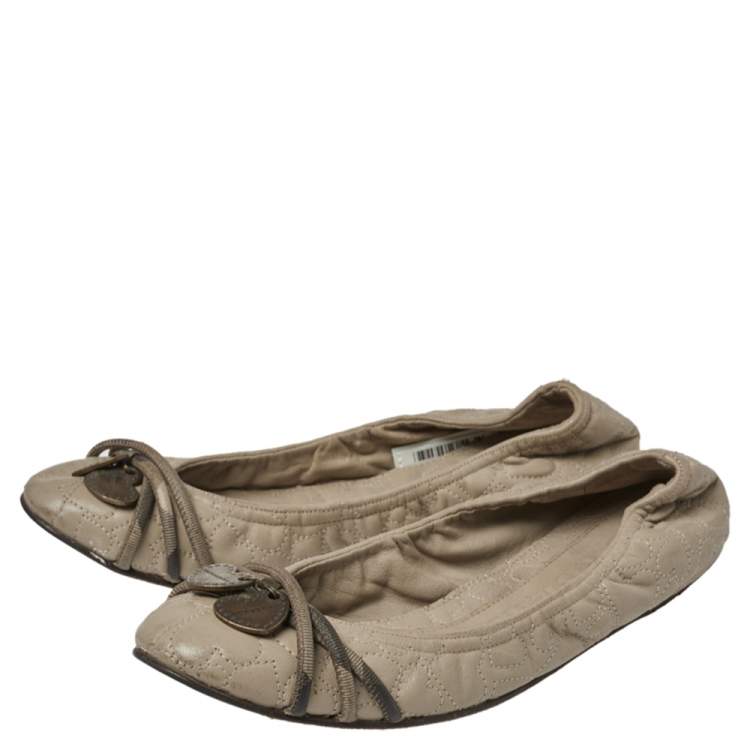 Pre Owned Burberry Beige/Olive Green Leather Heart Charm Scrunch Ballet Flats Size 37