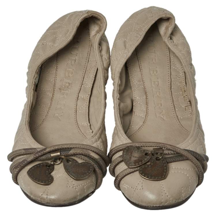 Pre Owned Burberry Beige/Olive Green Leather Heart Charm Scrunch Ballet Flats Size 37