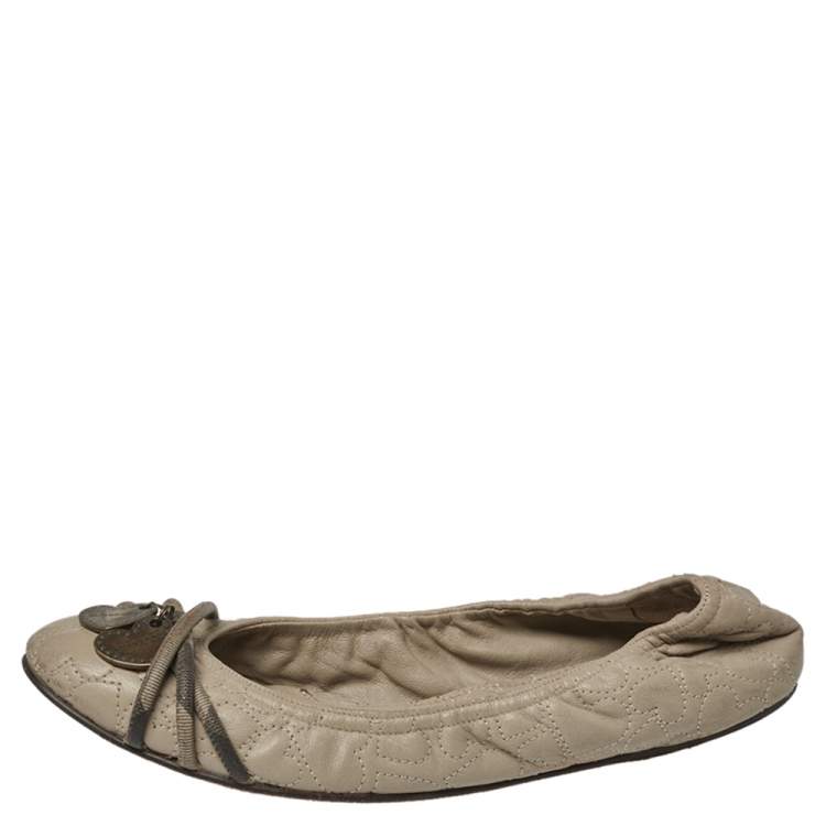 Pre Owned Burberry Beige/Olive Green Leather Heart Charm Scrunch Ballet Flats Size 37