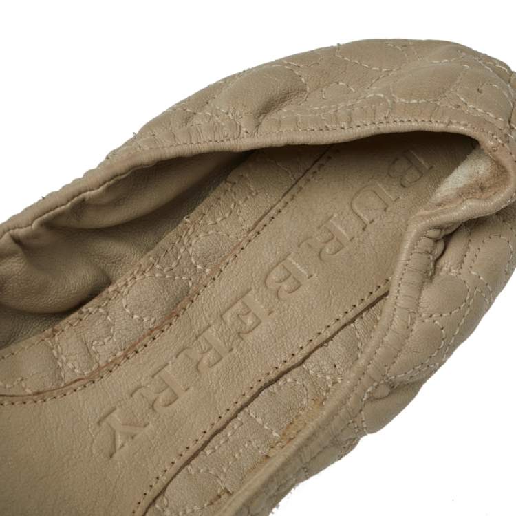 Pre Owned Burberry Beige/Olive Green Leather Heart Charm Scrunch Ballet Flats Size 37