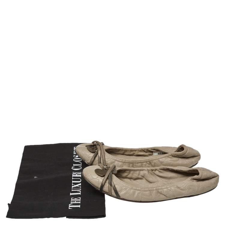 Pre Owned Burberry Beige/Olive Green Leather Heart Charm Scrunch Ballet Flats Size 37