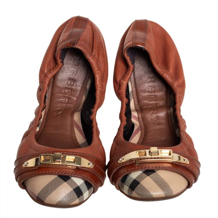 Pre Owned Burberry Beige/Brown Coated Canvas And Leather Scrunch Ballet Flats Size 35