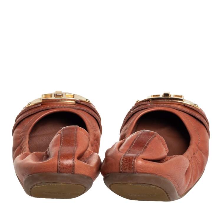 Pre Owned Burberry Beige/Brown Coated Canvas And Leather Scrunch Ballet Flats Size 35