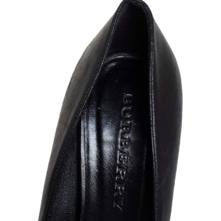 Pre Owned Burberry Black/Beige Check Fabric and Leather Turnlock Buckle Pumps Size 37.5 