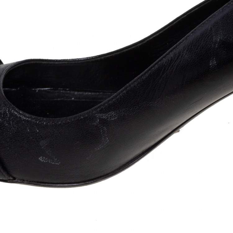 Pre Owned Burberry Black/Beige Check Fabric and Leather Turnlock Buckle Pumps Size 37.5 