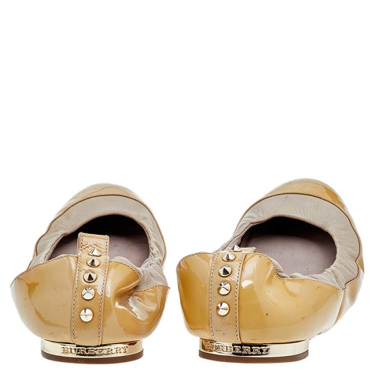 Pre Owned Burberry Beige Patent And Leather Scrunch Ballet Flats Size 36