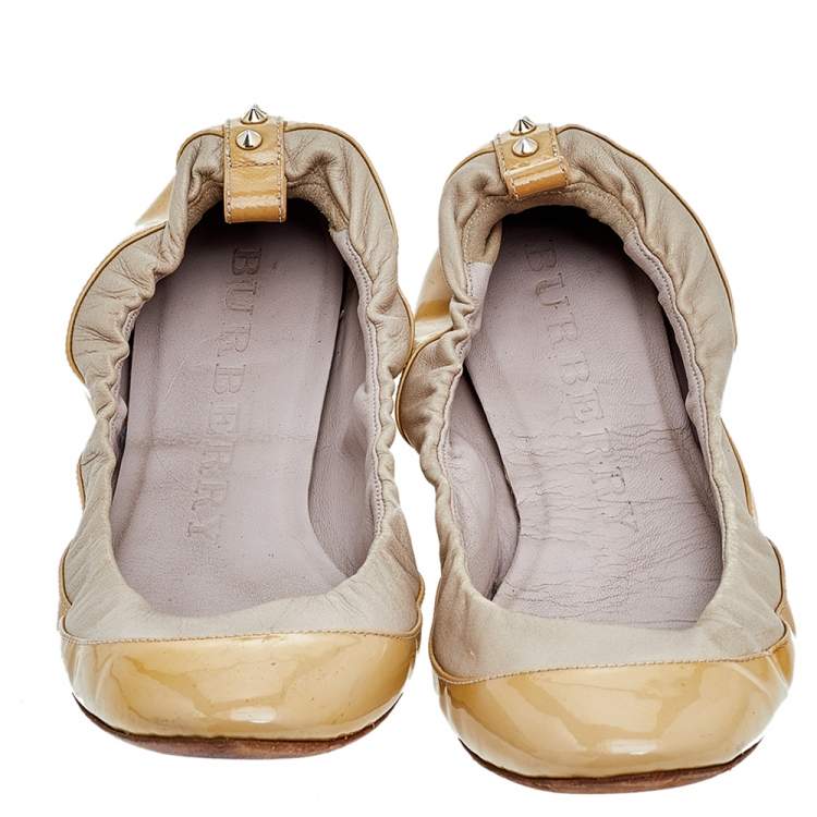 Pre Owned Burberry Beige Patent And Leather Scrunch Ballet Flats Size 36