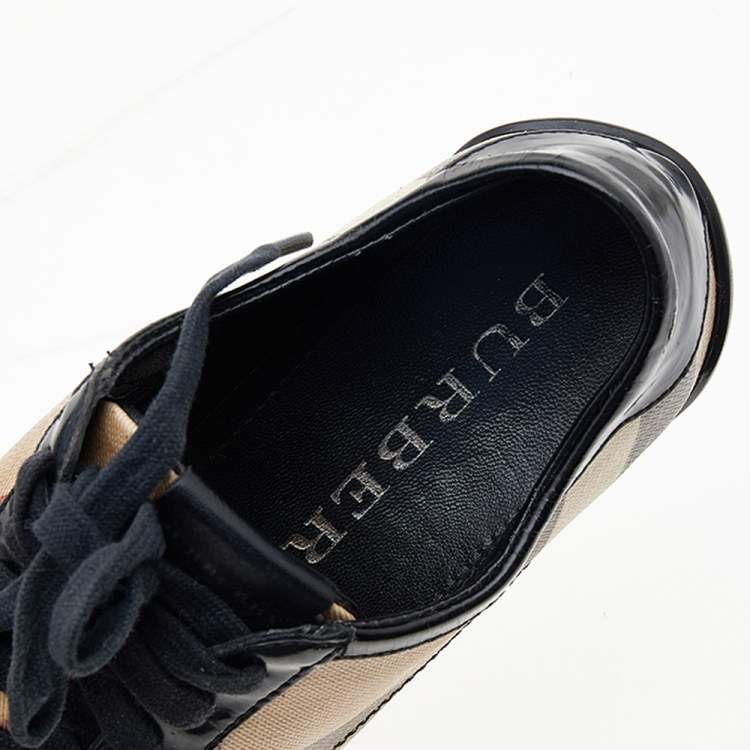 مملوكة مسبقًا Burberry Black/Beige Canvas And Patent Leather Low Top Sneakers Size 37
