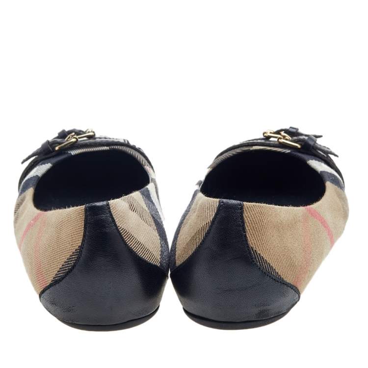Pre Owned Burberry Beige/Back House Check Canvas and Leather Buckle Detail Ballet Flats Size 40