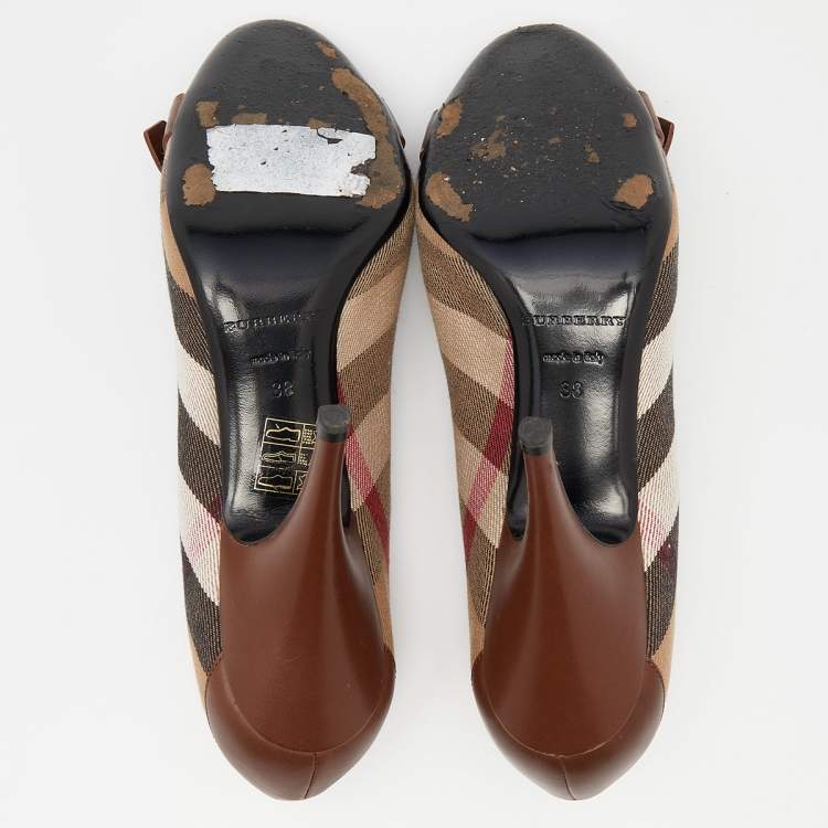 Pre Owned Burberry Beige/Brown House Check Canvas and Leather Buckle Round Toe Pumps Size 38