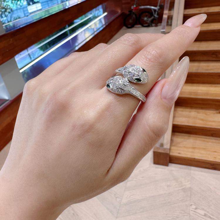 Pre Owned Bvlgari Serpenti 18K White Gold Emrald Ring EU 52