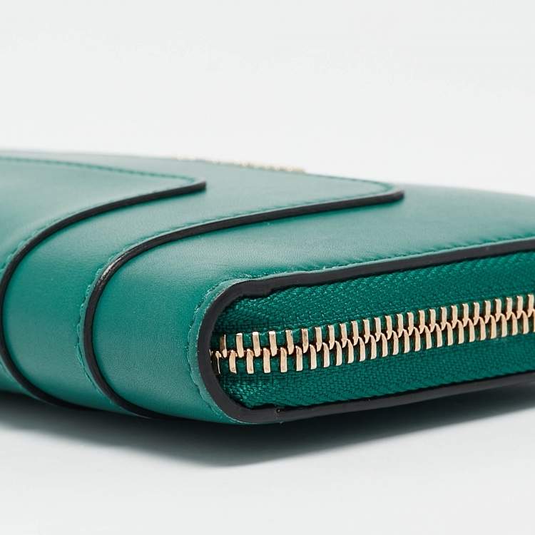 Pre Owned Bvlgari Green Leather Serpenti Forever Zip Around Wallet 