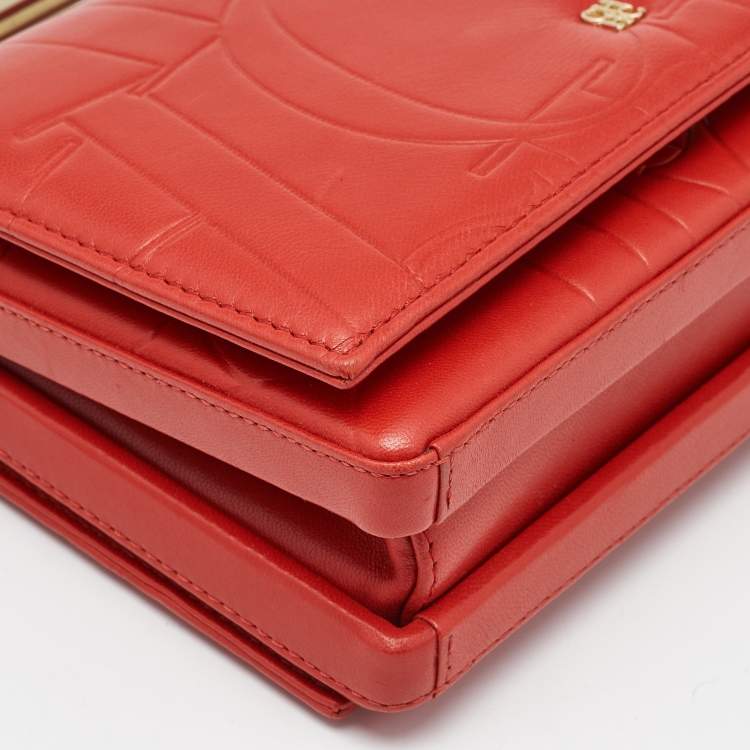 مملوكة مسبقًا Carolina Herrera Red Logo Embossed Leather Insignia Top Handle Bag