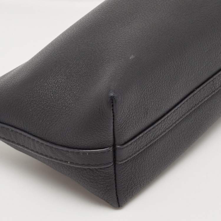 مملوكة مسبقًا Carolina Herrera Black Leather Pochette Bag