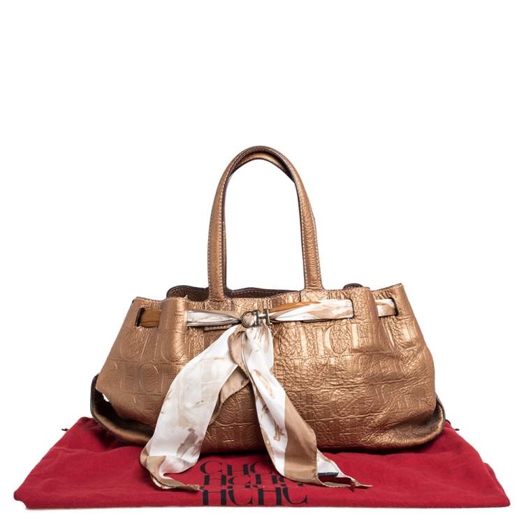 مملوكة مسبقًا Carolina Herrera Metallic Gold Monogram Embossed Leather Scarf Tote