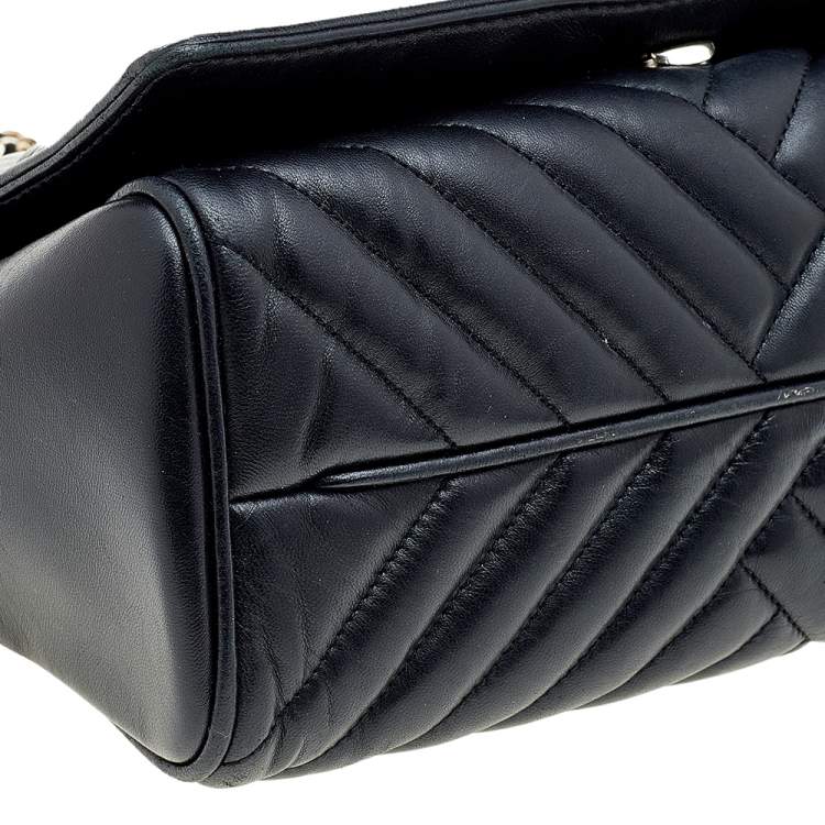 Pre Owned Carolina Herrera Black Quilted Leather Flap Chain Shoulder Bag