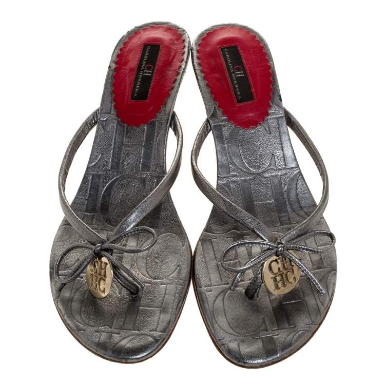 Pre Owned Carolina Herrera Metallic Grey Leather Logo Bow Thong Sandals Size 39