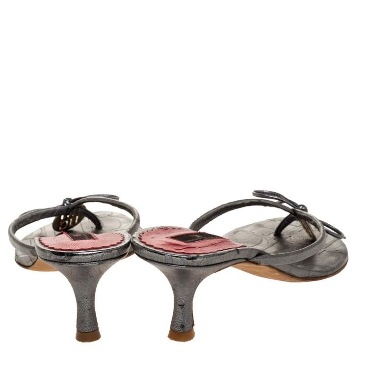 Pre Owned Carolina Herrera Metallic Grey Leather Logo Bow Thong Sandals Size 39