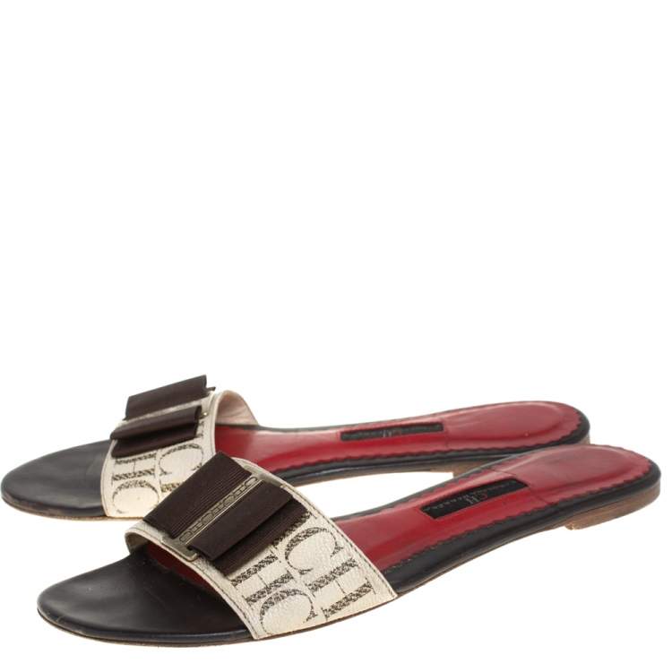 Pre Owned Carolina Herrera White/Brown CH Logo Coated Canvas Bow Detail Flat Slides Size 39