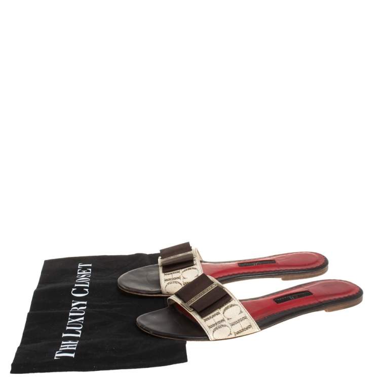 Pre Owned Carolina Herrera White/Brown CH Logo Coated Canvas Bow Detail Flat Slides Size 39