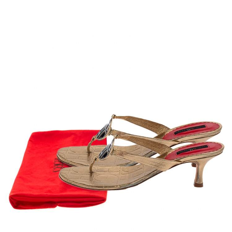 Pre Owned Carolina Herrera Gold Leather Logo Embellished Thong Sandals Size 39