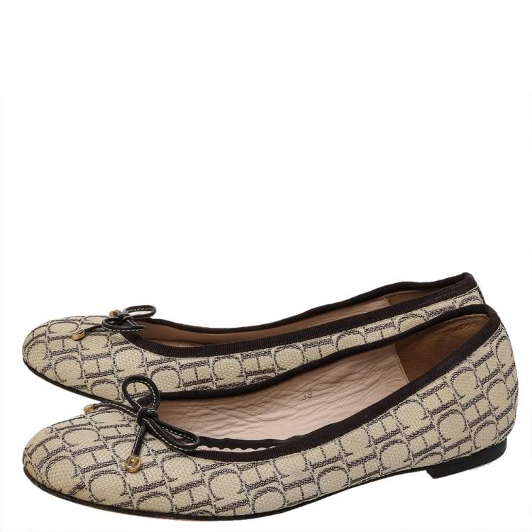 مملوكة مسبقًا Carolina Herrera Beige/Brown Canvas And Leather Bow Ballet Flats Size 39