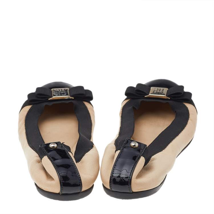 Pre Owned CH Carolina Herrera Beige/Black Leather And Patent Leather Bow Scrunch Ballet Flats Size 38