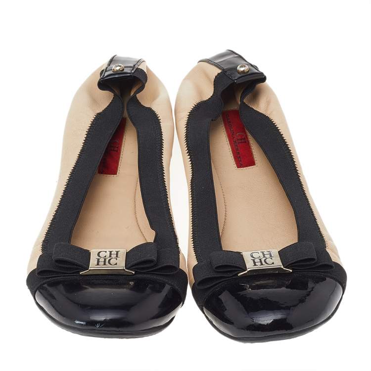 Pre Owned CH Carolina Herrera Beige/Black Leather And Patent Leather Bow Scrunch Ballet Flats Size 38