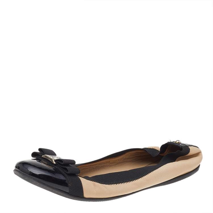 Pre Owned CH Carolina Herrera Beige/Black Leather And Patent Leather Bow Scrunch Ballet Flats Size 38