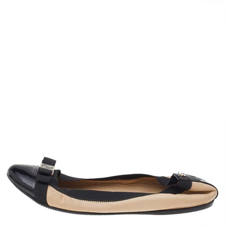 Pre Owned CH Carolina Herrera Beige/Black Leather And Patent Leather Bow Scrunch Ballet Flats Size 38