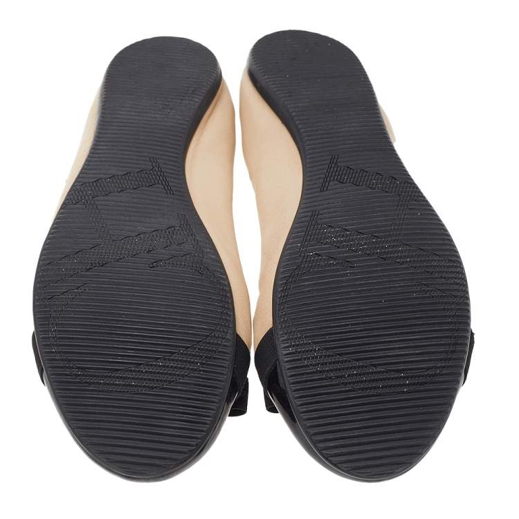 Pre Owned CH Carolina Herrera Beige/Black Leather And Patent Leather Bow Scrunch Ballet Flats Size 38