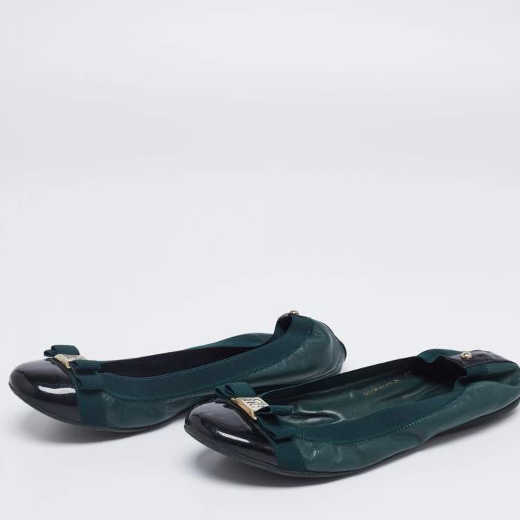 Pre Owned CH Carolina Herrera Dark Green/Black Patent and Leather Bow Ballet Flats Size 38