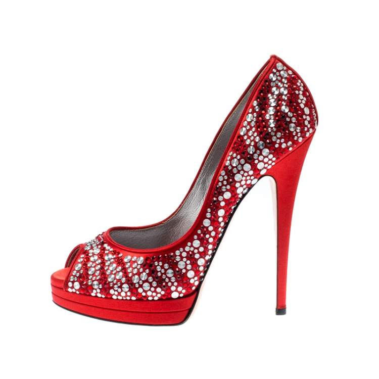 مملوكة مسبقًا Casadei Red Satin Embellished Platform Peep Toe Pumps Size 39