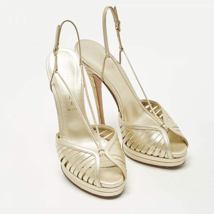 مملوكة مسبقًا Casadei Size 37 Gold Leather Ankle Strap Platform Sandals