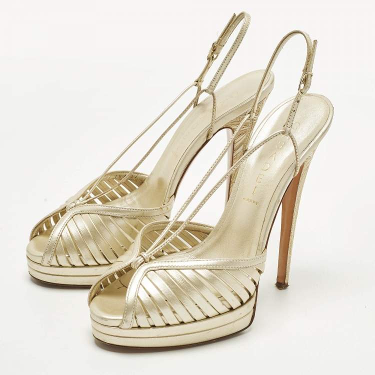 مملوكة مسبقًا Casadei Size 37 Gold Leather Ankle Strap Platform Sandals