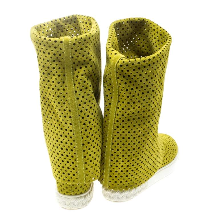 مملوكة مسبقًا Casadei Lime Green Perforated Suede Wedge Boots Size 39