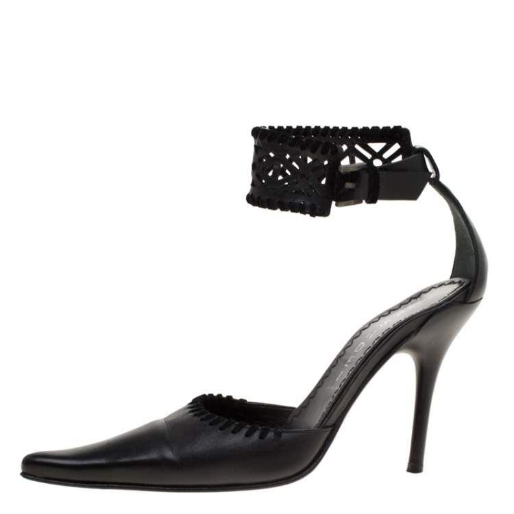 مملوكة مسبقًا Casadei Black Leather Laser Cut Ankle Cuff Pointed Toe Sandal Size 35