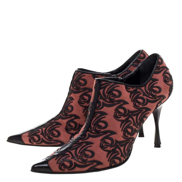 مملوكة مسبقًا Casadei Brick Red Alcantara Laser Cut Rubber Detail Ankle Boots Size 40