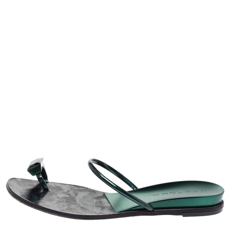 مملوكة مسبقًا Casadei Metallic Green Patent Crystal Toe Ring Sandals Size 39