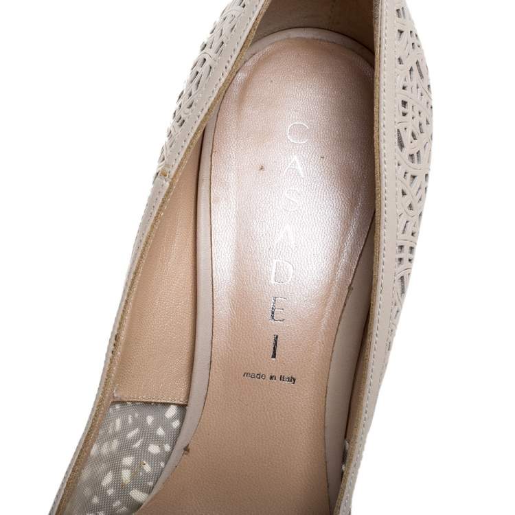 مملوكة مسبقًا Casadei White Leather Laser Cut Pointed Toe Pumps Size 38.5