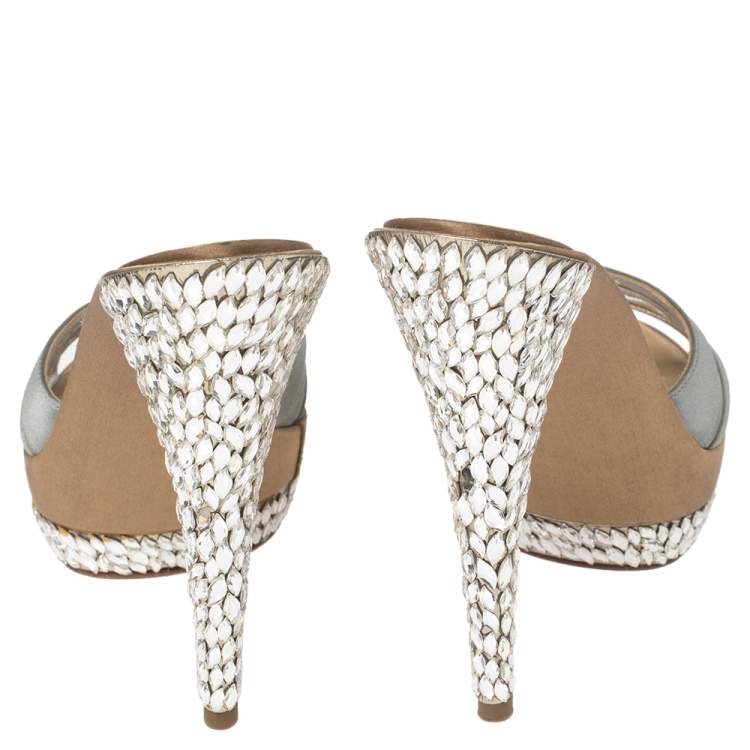 مملوكة مسبقًا Casadei Grey Satin Crystal Embellished Platform Open Toe Slide Sandals Size 40
