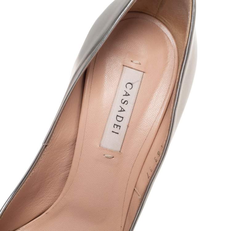 مملوكة مسبقًا Casadei Silver Leather Blade Pointed Toe Pumps Size 37