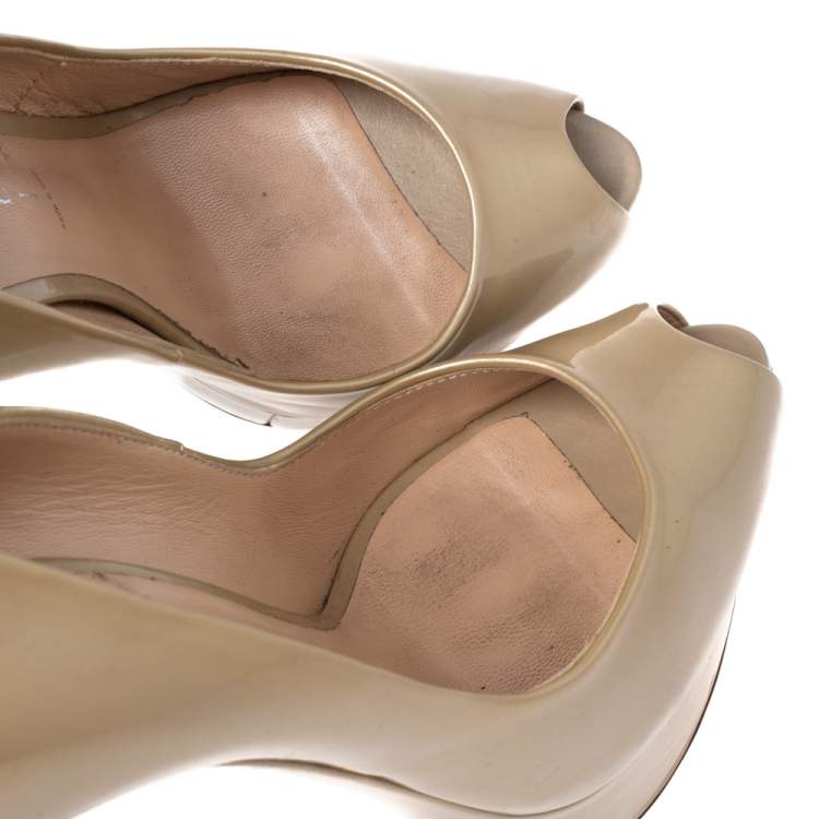 مملوكة مسبقًا Casadei Beige Patent Leather Daisy Peep Toe Platform Pumps Size 37.5 