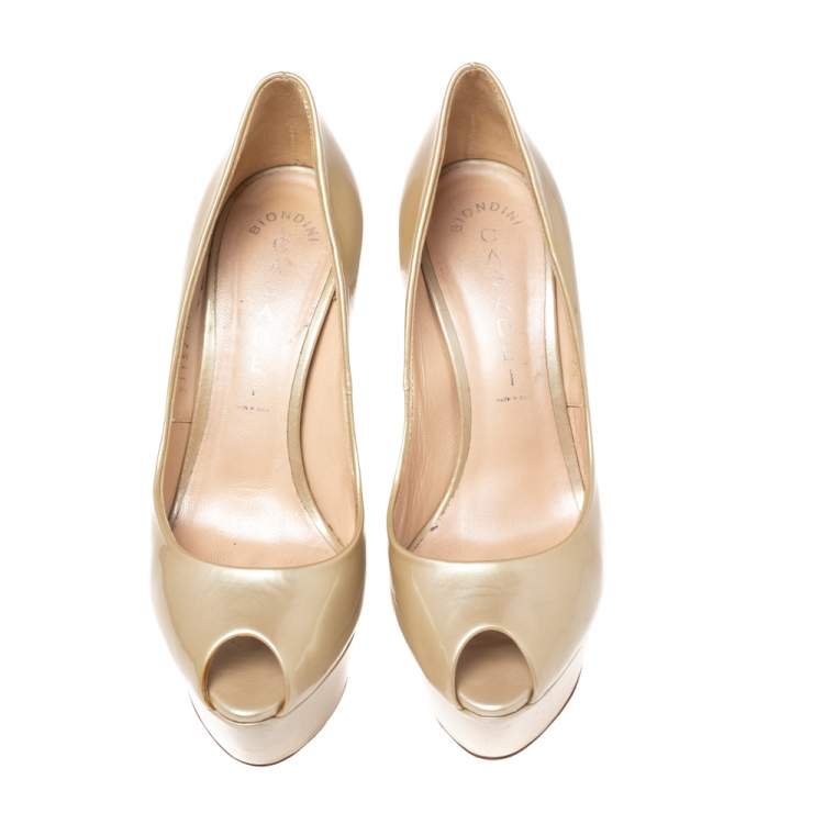 مملوكة مسبقًا Casadei Beige Patent Leather Daisy Peep Toe Platform Pumps Size 37.5 