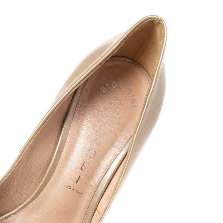 مملوكة مسبقًا Casadei Beige Patent Leather Daisy Peep Toe Platform Pumps Size 37.5 