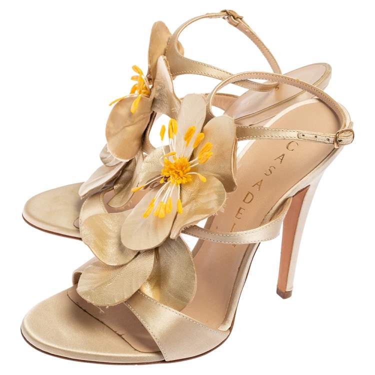 مملوكة مسبقًا Casadei Light Gold Satin And Leather Floral Applique Ankle Strap Sandals 37