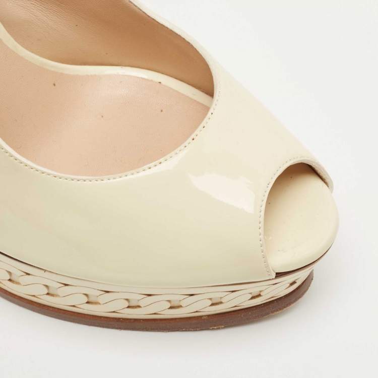 مملوكة مسبقًا Casadei Cream Patent Buckle Strap Pumps Size 39