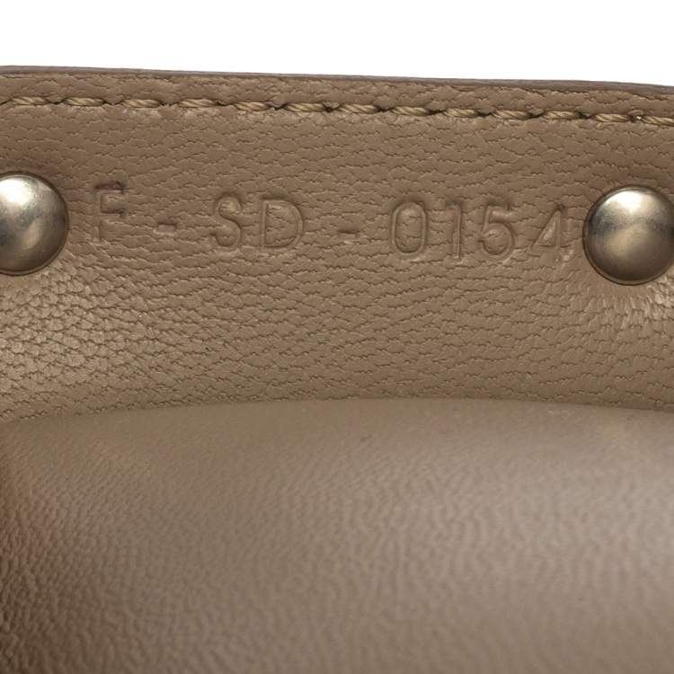 Pre Owned محفظة مفاتيح سيلين جلد مستردة محبب بقلاب
