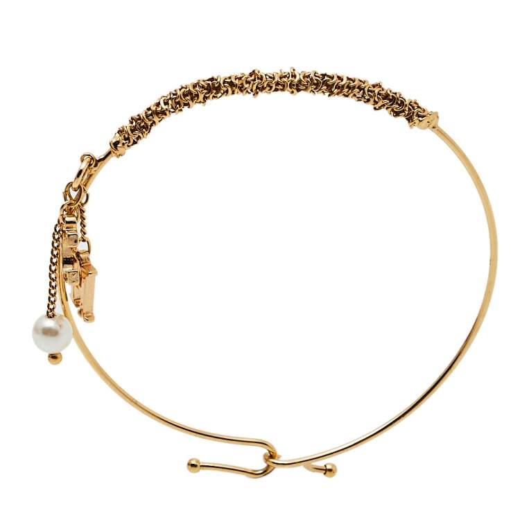 Pre Owned CH Carolina Herrera Logo and Faux Pearl Charm Gold Tone Bracelet 